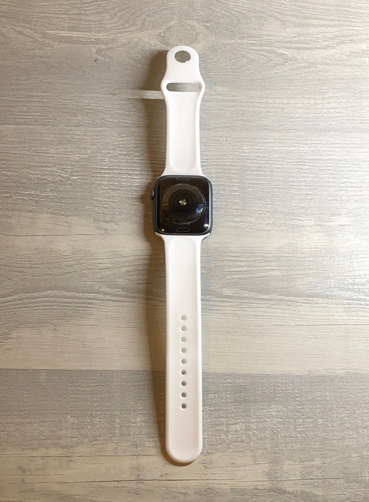 Apple Watch Series 4 44mm WiFi GPS Smartwatch - Silver With Silver Cas
