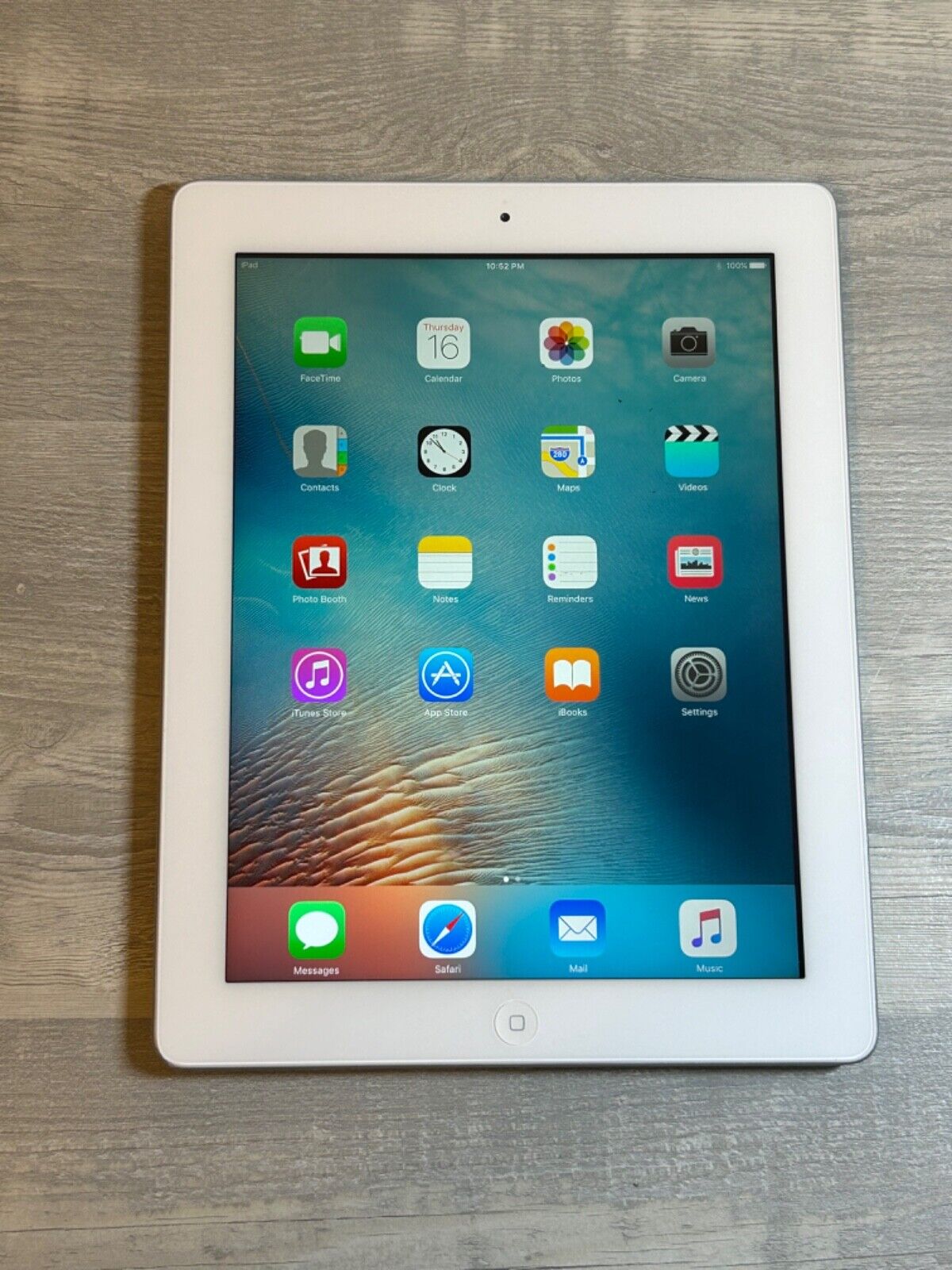 Apple iPad 2nd Generation 16GB WiFi Tablet - White & Black